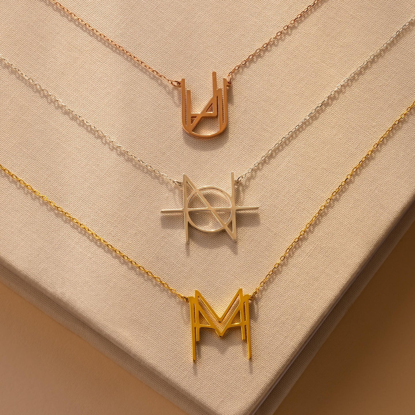 Collar con monograma de nombre moderno