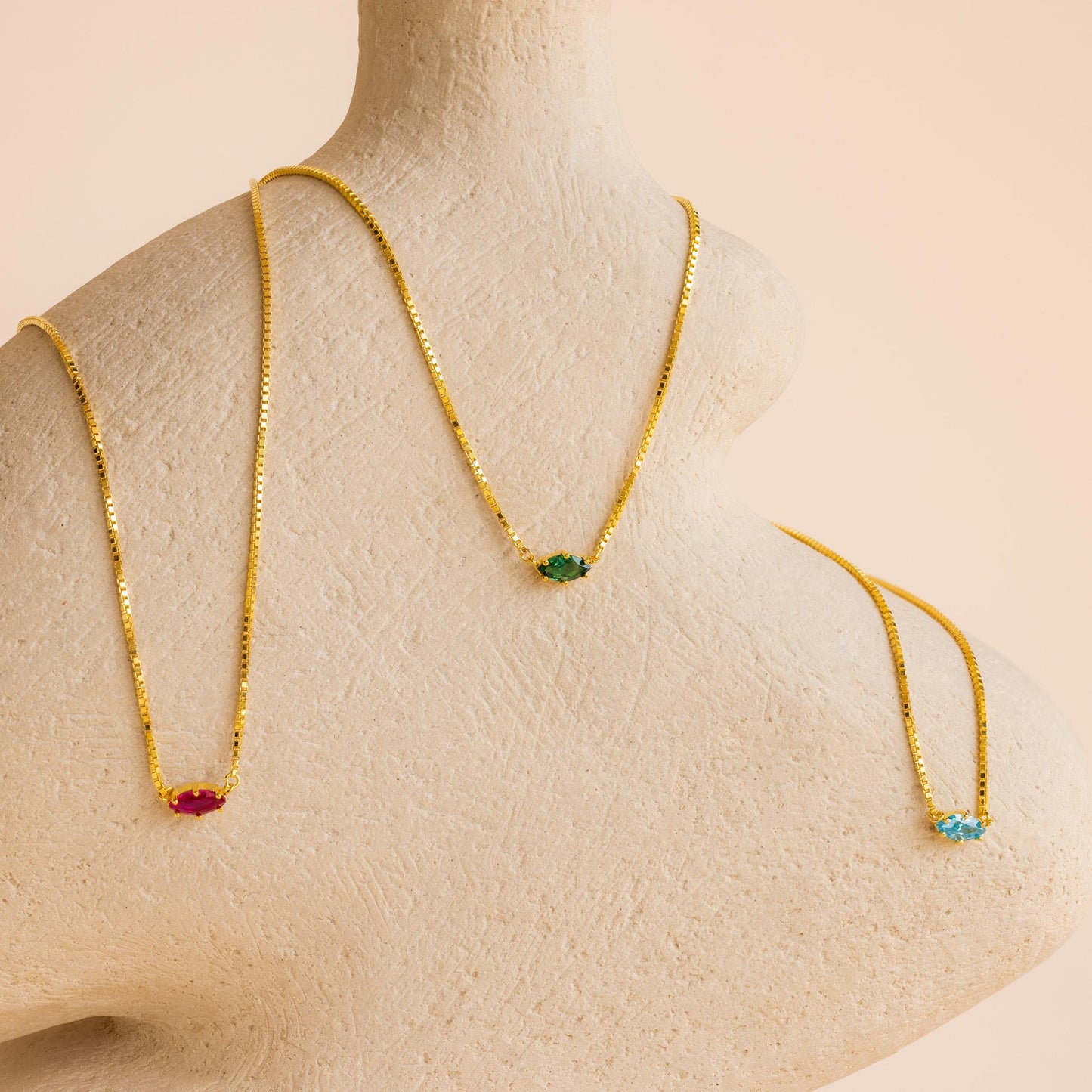Delicado collar con piedra de nacimiento de marquesa