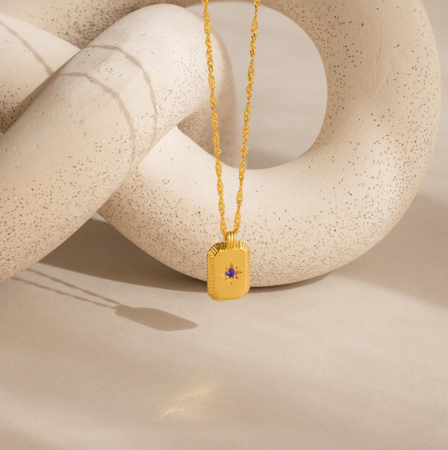 Collar de estrella con piedra de nacimiento acanalada