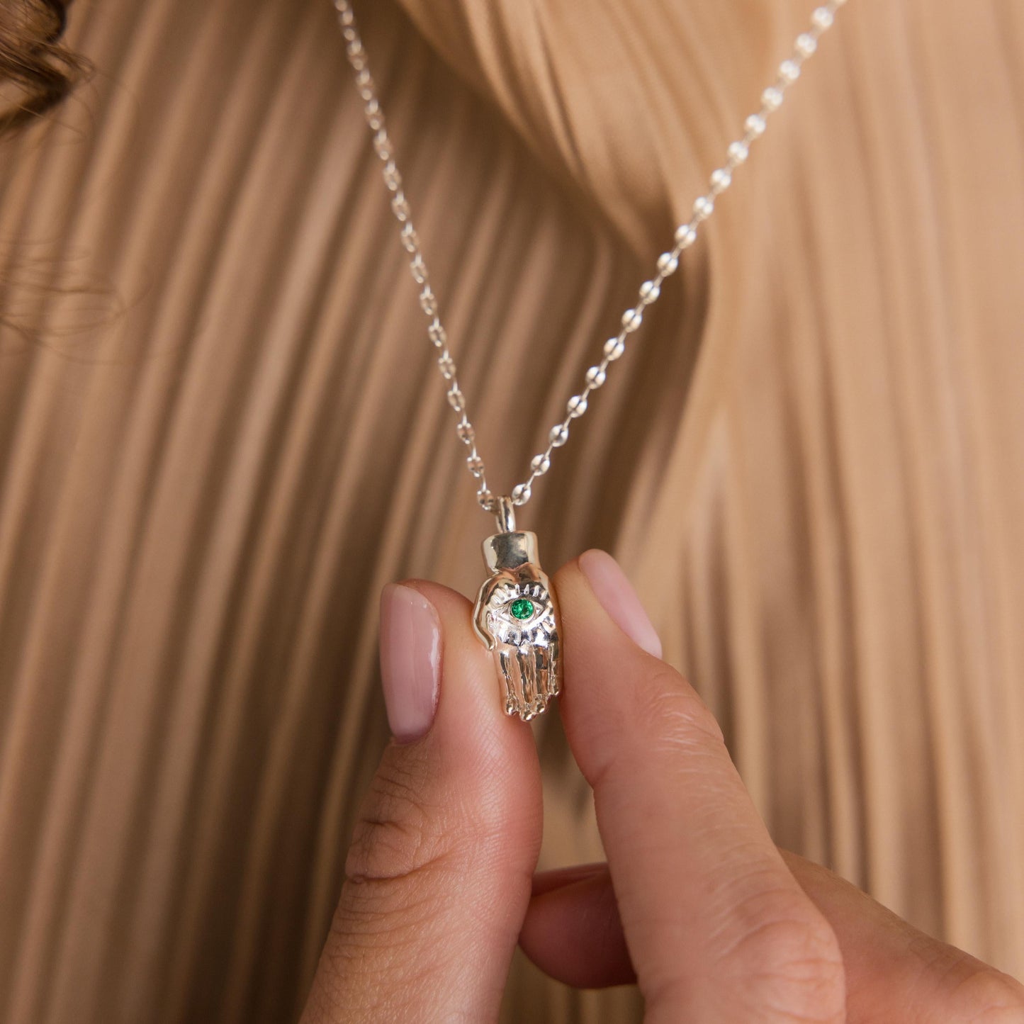 Collar de mano con piedra de nacimiento y mal de ojo