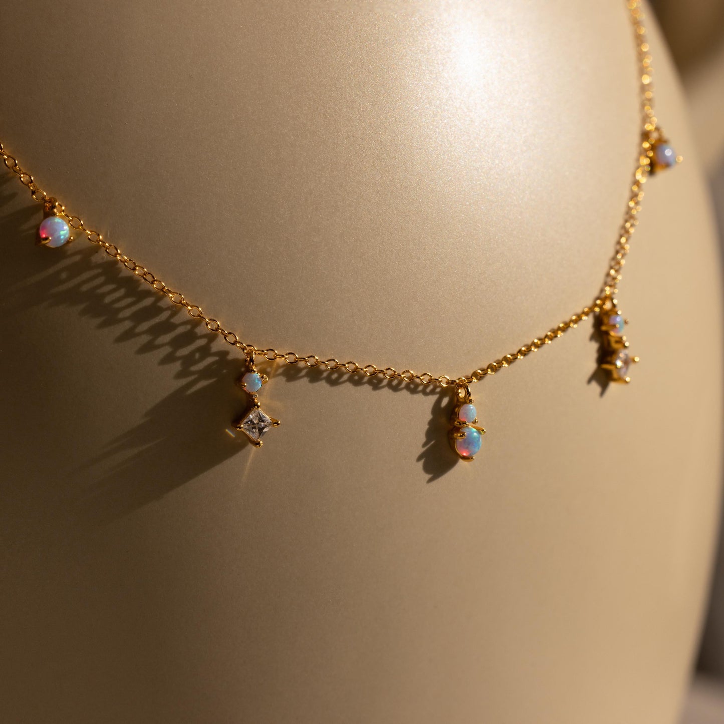 Collar de estación de diamantes y ópalo