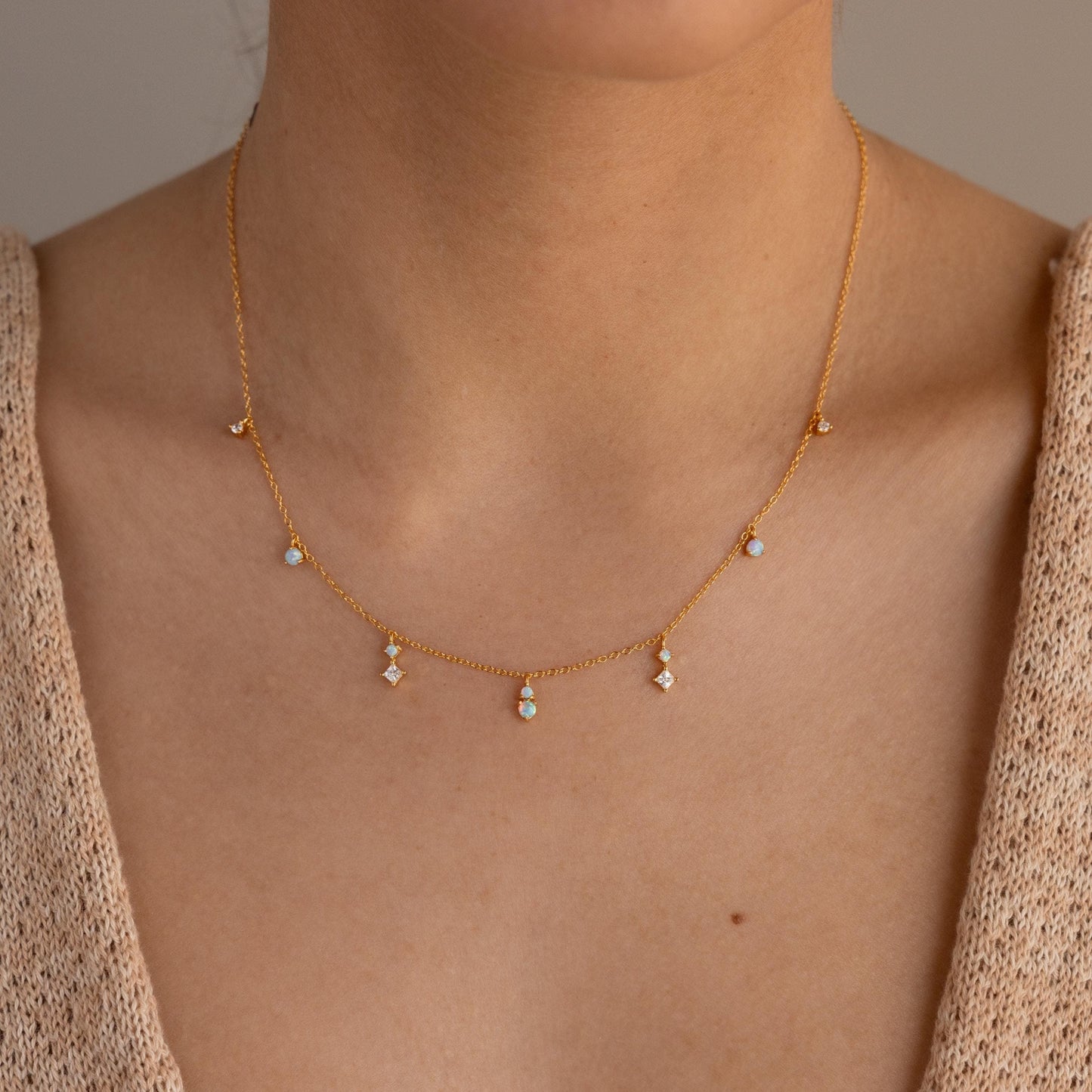 Collar de estación de diamantes y ópalo