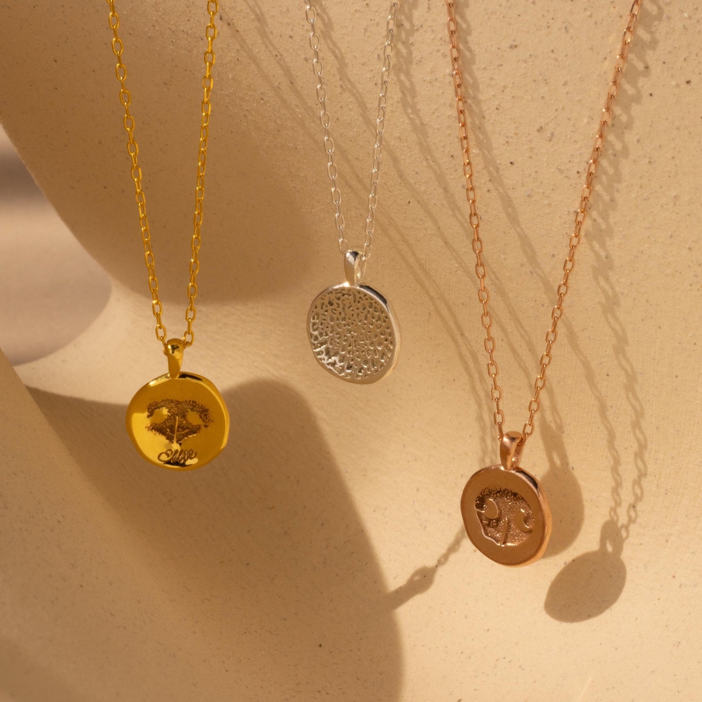 Collar de monedas con huella de pata