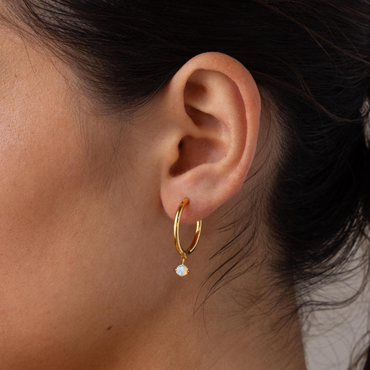 Zierliche Opal-Tropfen-Huggies