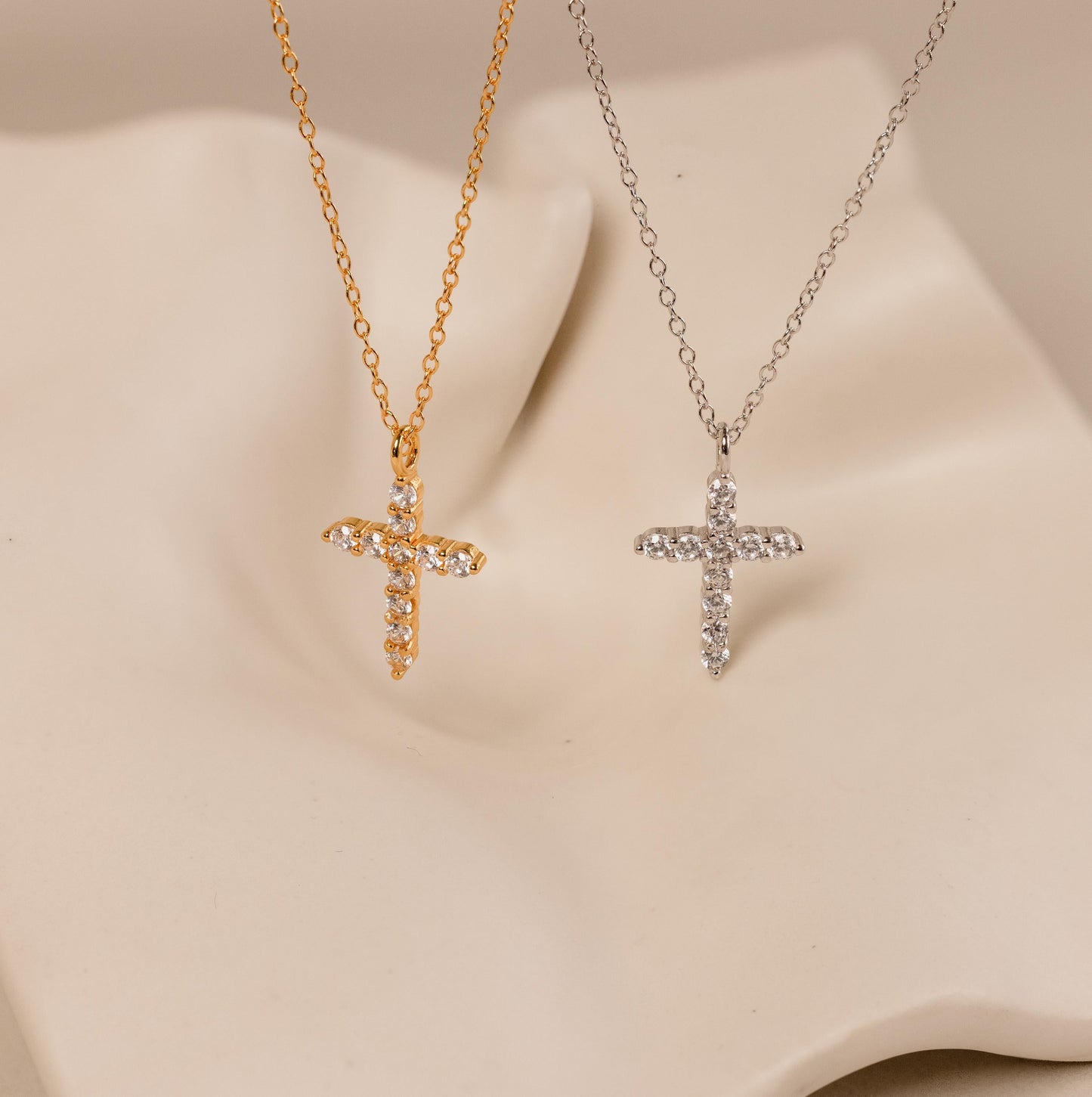 Collar con cruz pavé