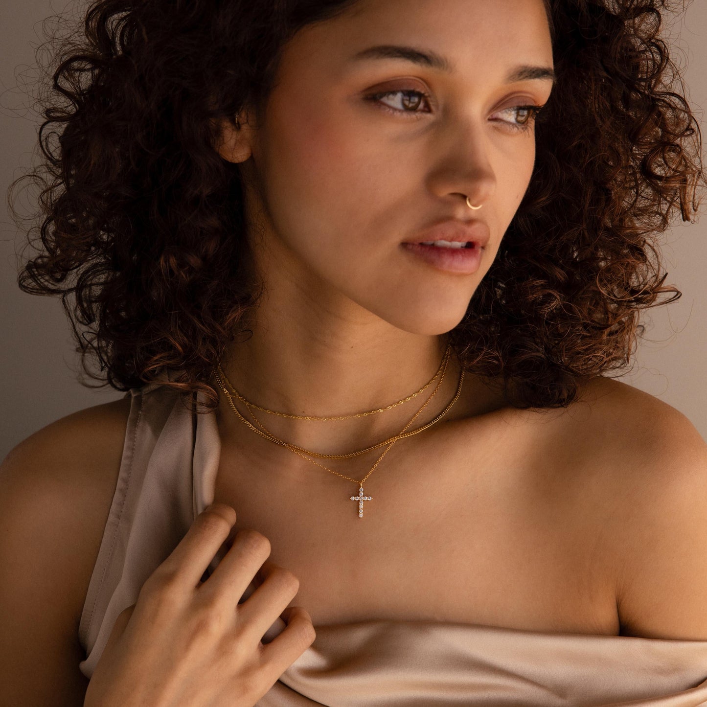 Collar con cruz pavé