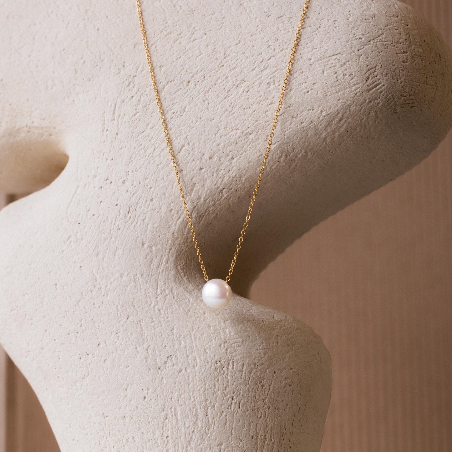 Collar clásico con colgante de perla