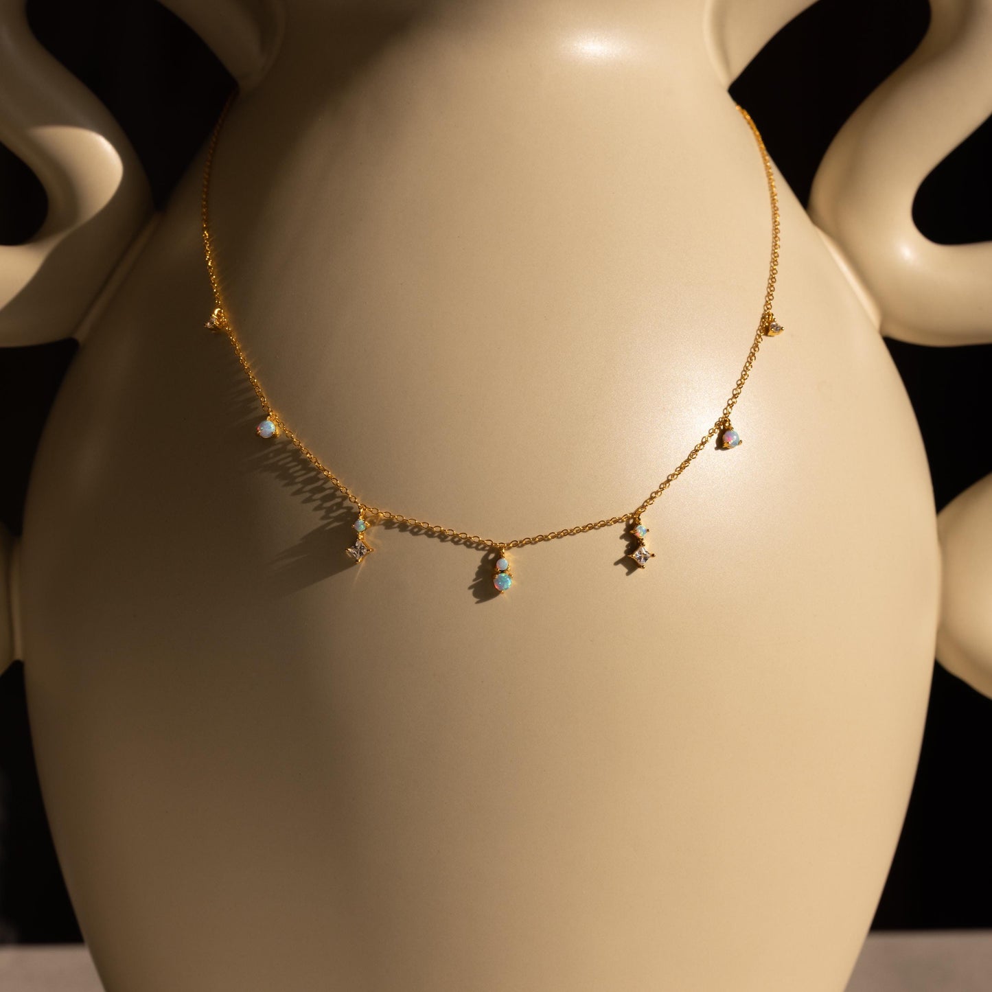 Collar de estación de diamantes y ópalo