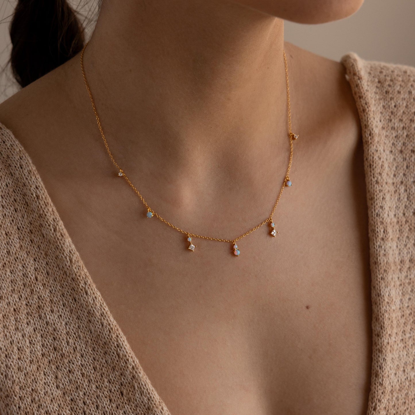 Collar de estación de diamantes y ópalo
