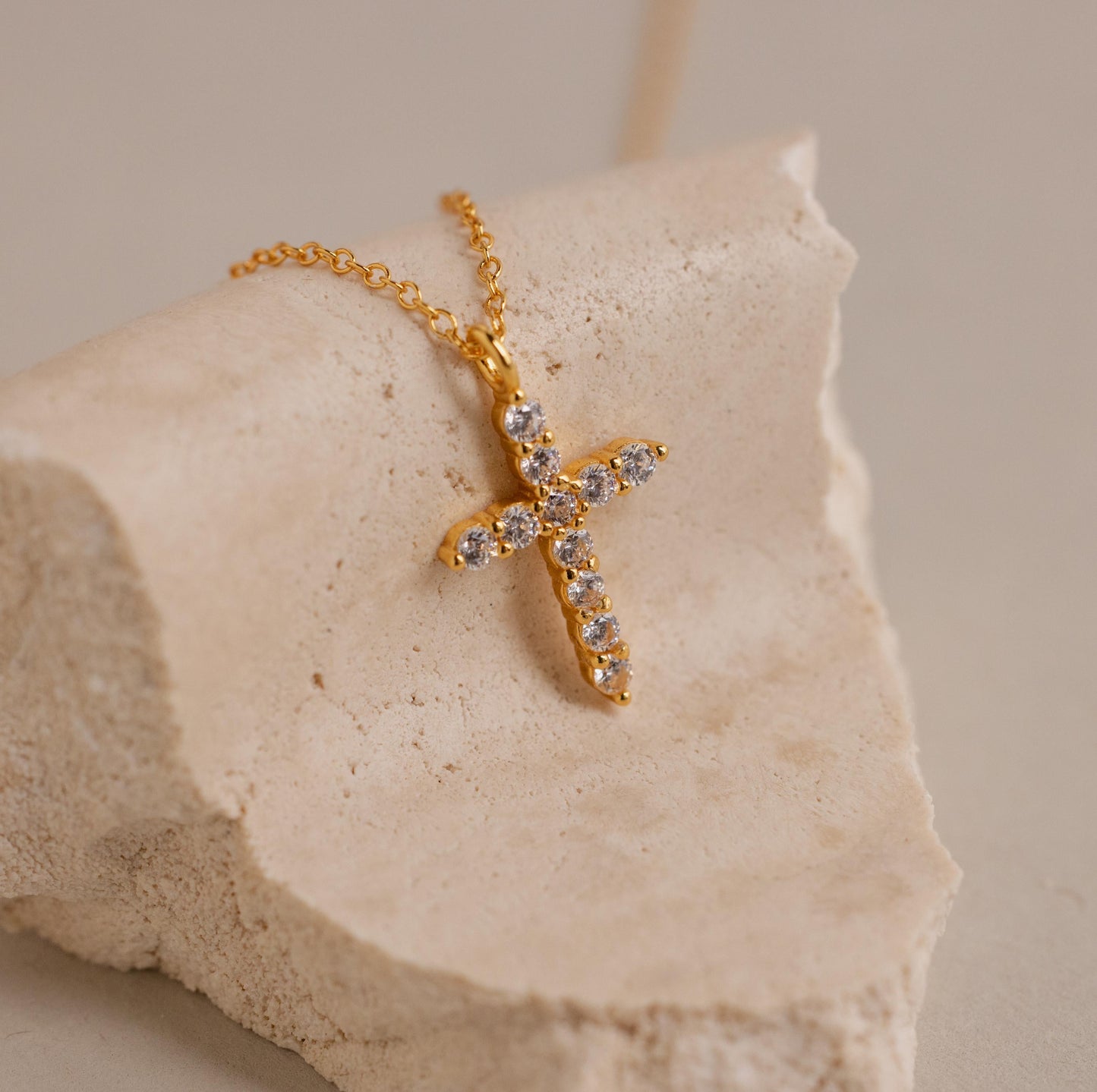 Collar con cruz pavé