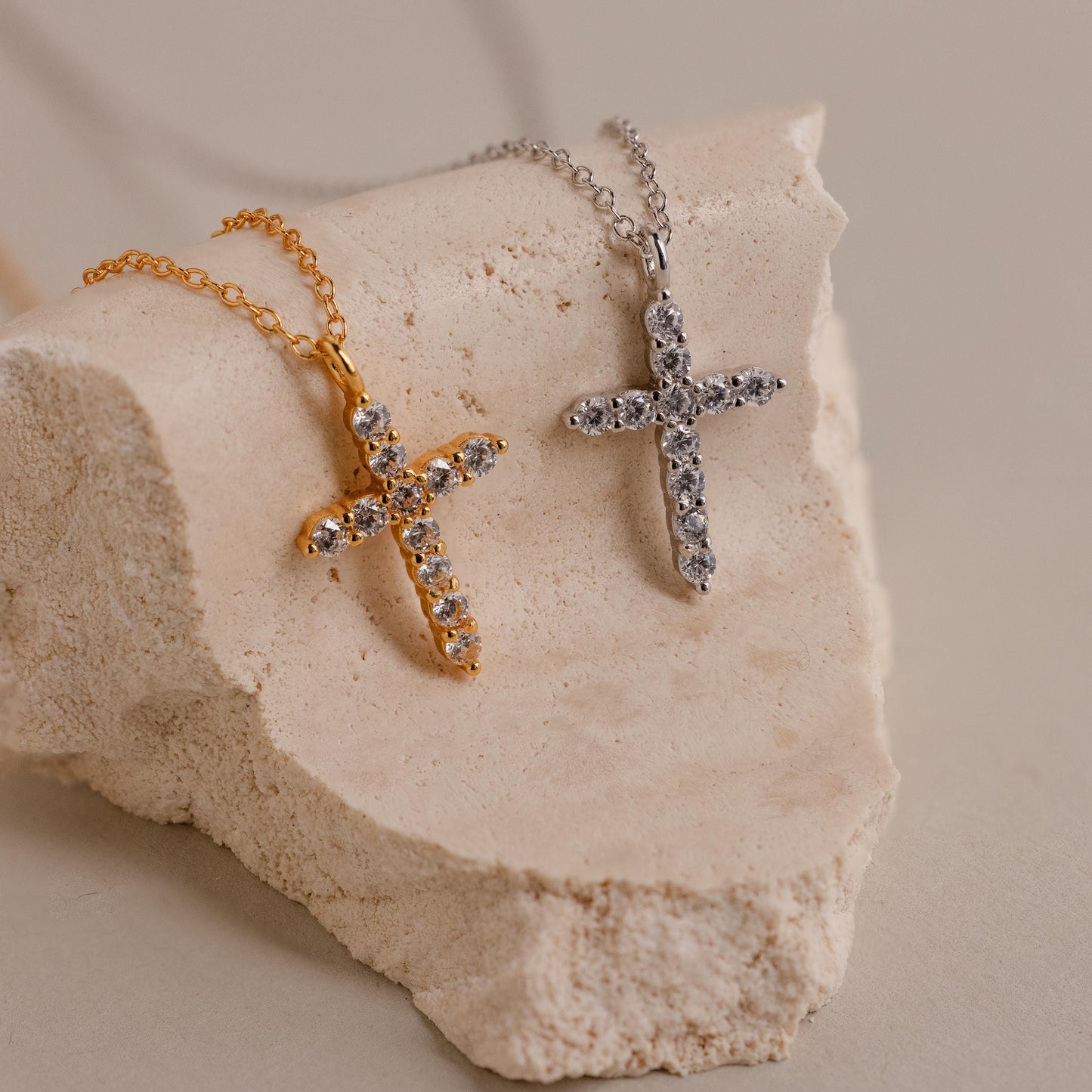 Collar con cruz pavé