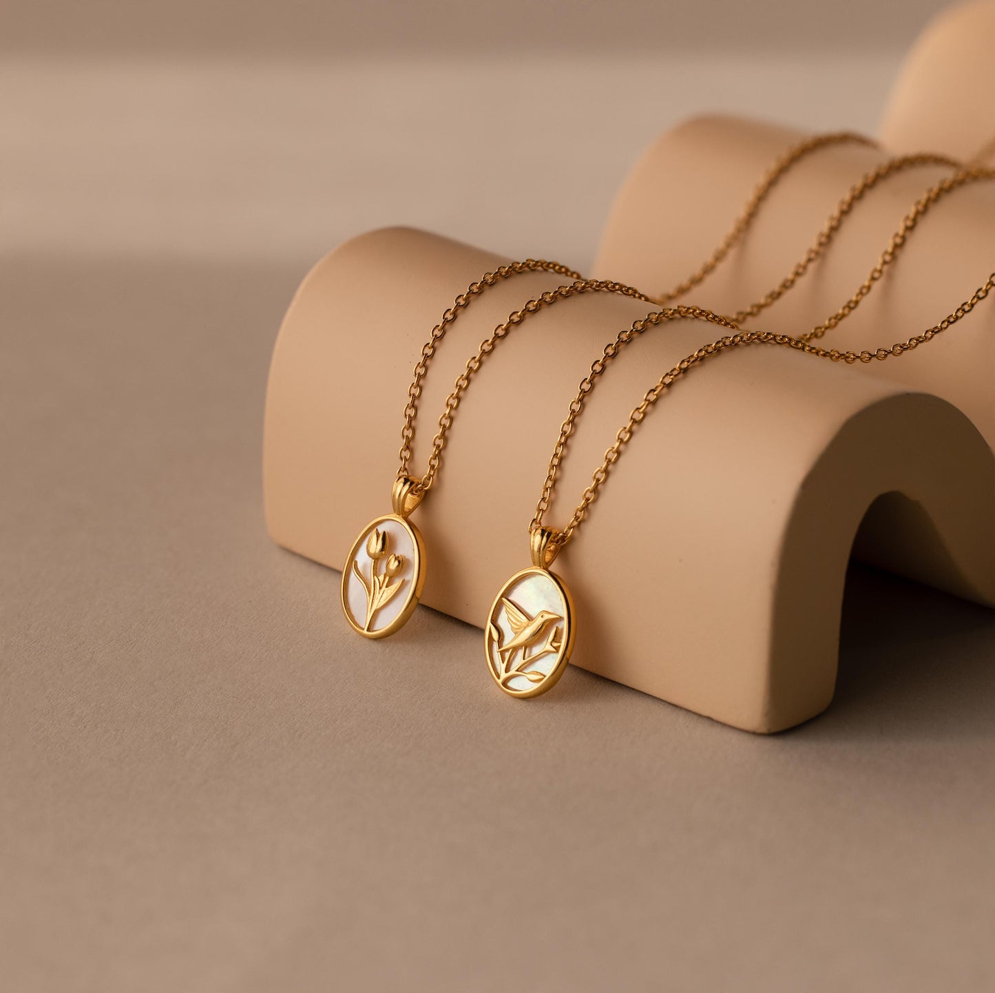 Collar de tulipanes y perlas