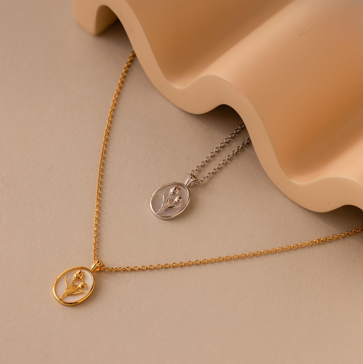 Collar de tulipanes y perlas