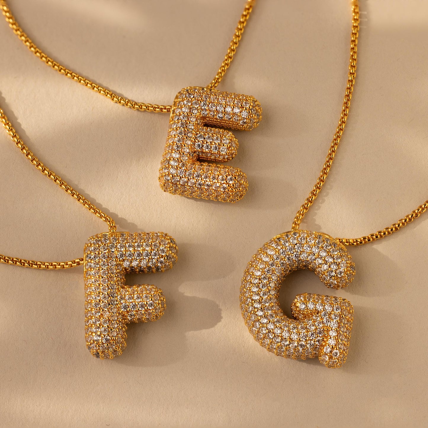 Collar con letras abullonadas pavé