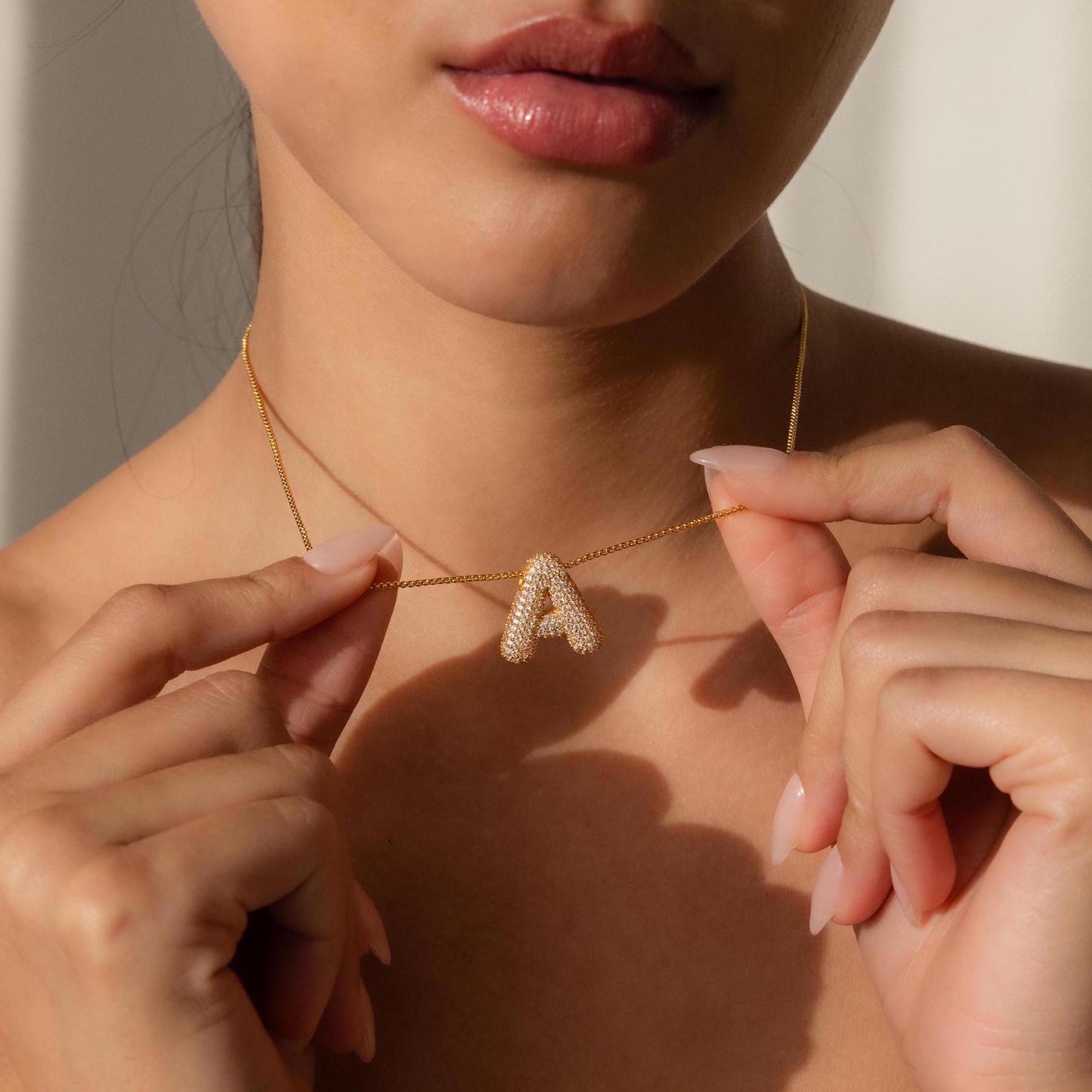 Collar con letras abullonadas pavé