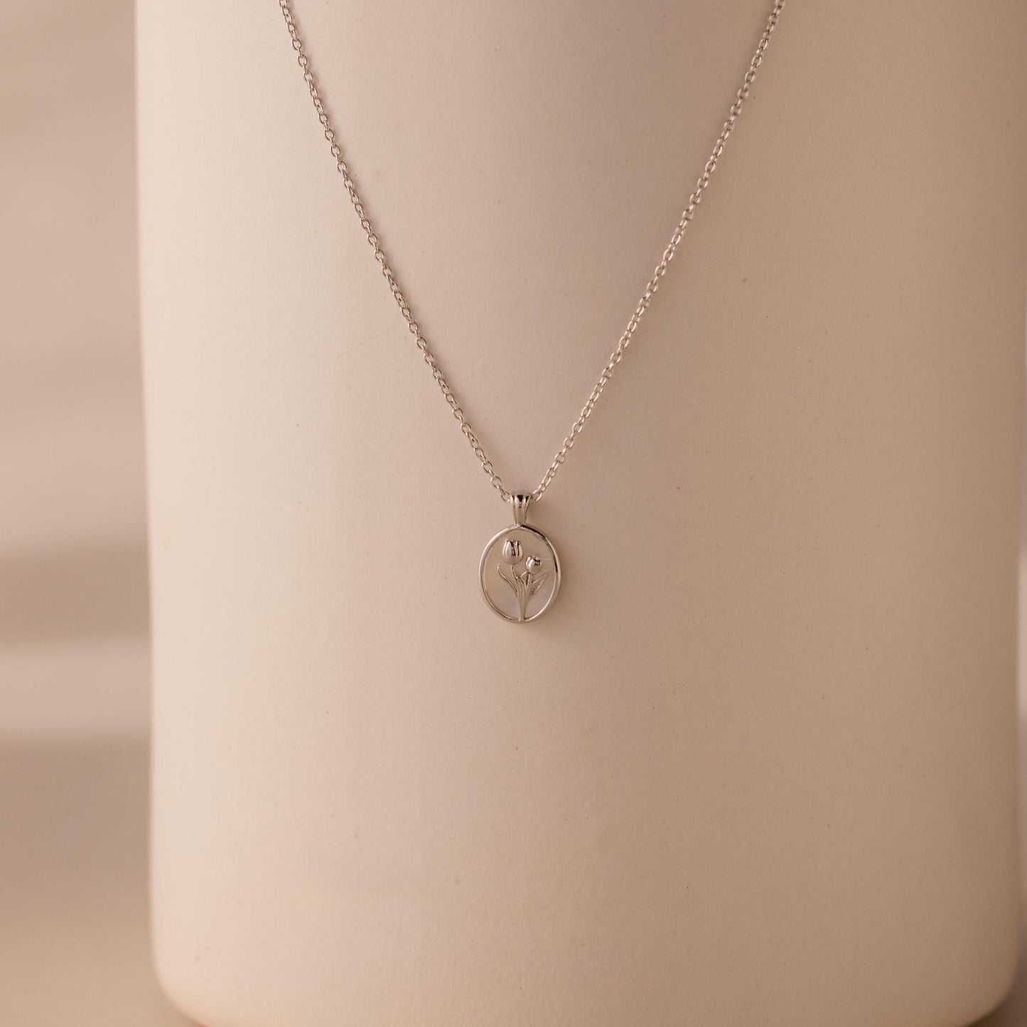 Collar de tulipanes y perlas