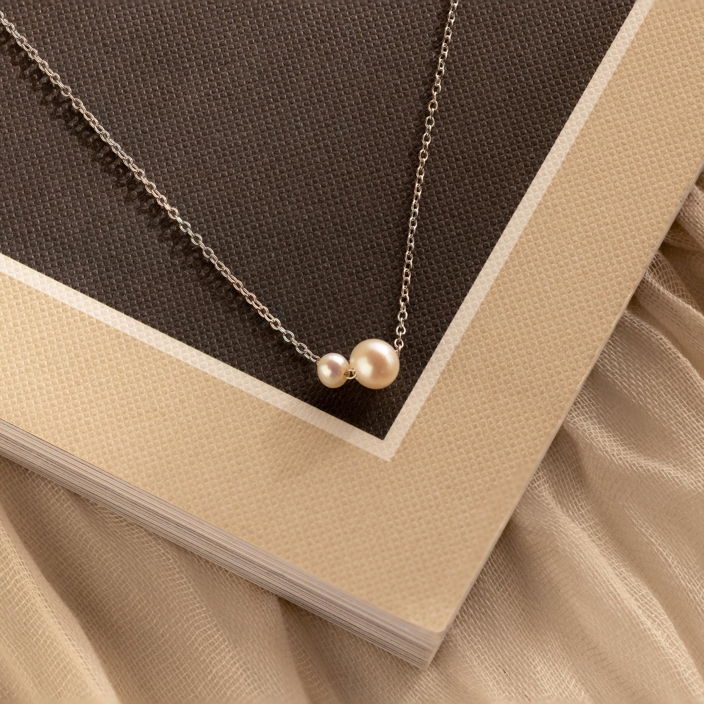 Delicado collar de perlas Duo