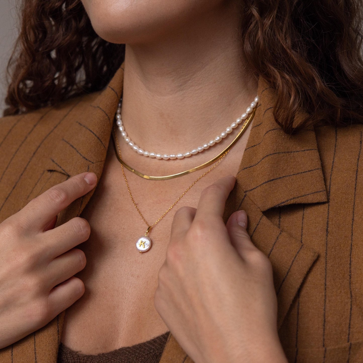 Collar con colgante de inicial de perla
