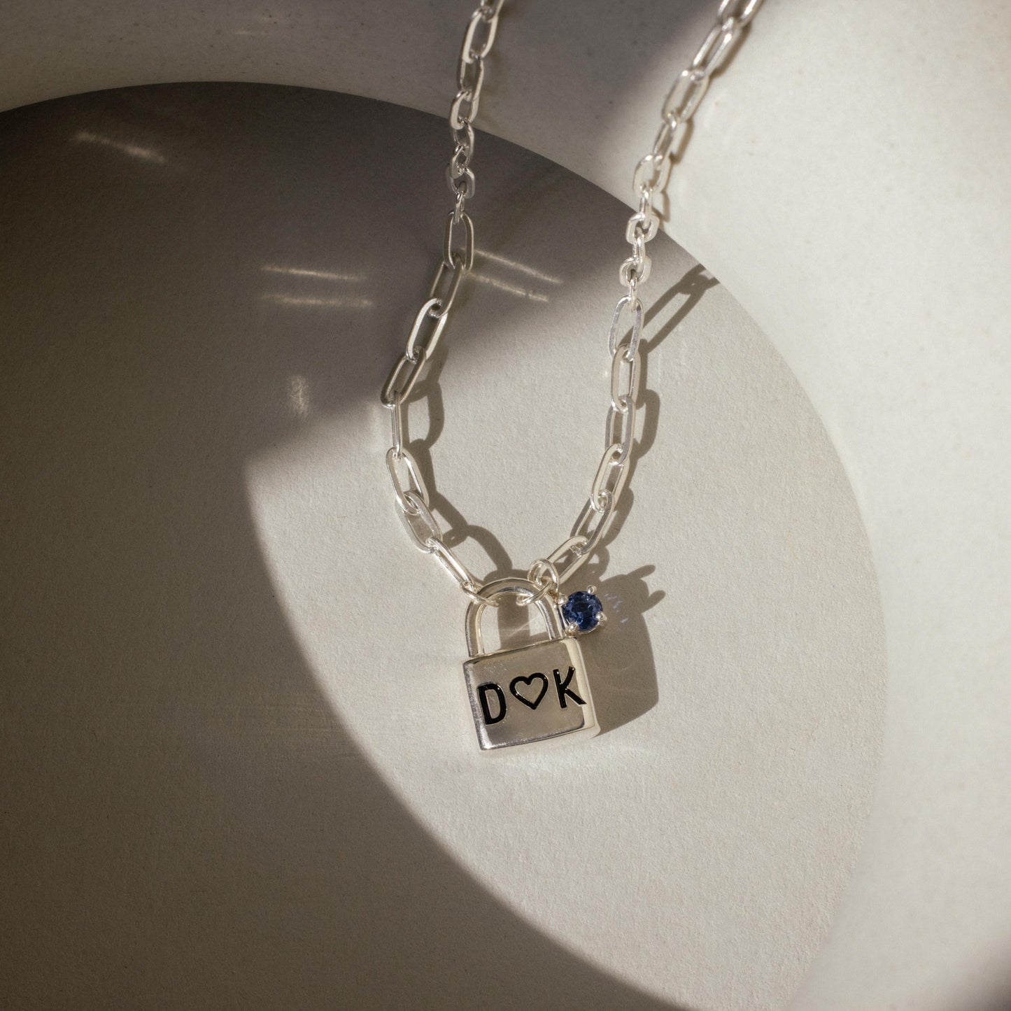 Collar con candado y piedra de nacimiento inicial