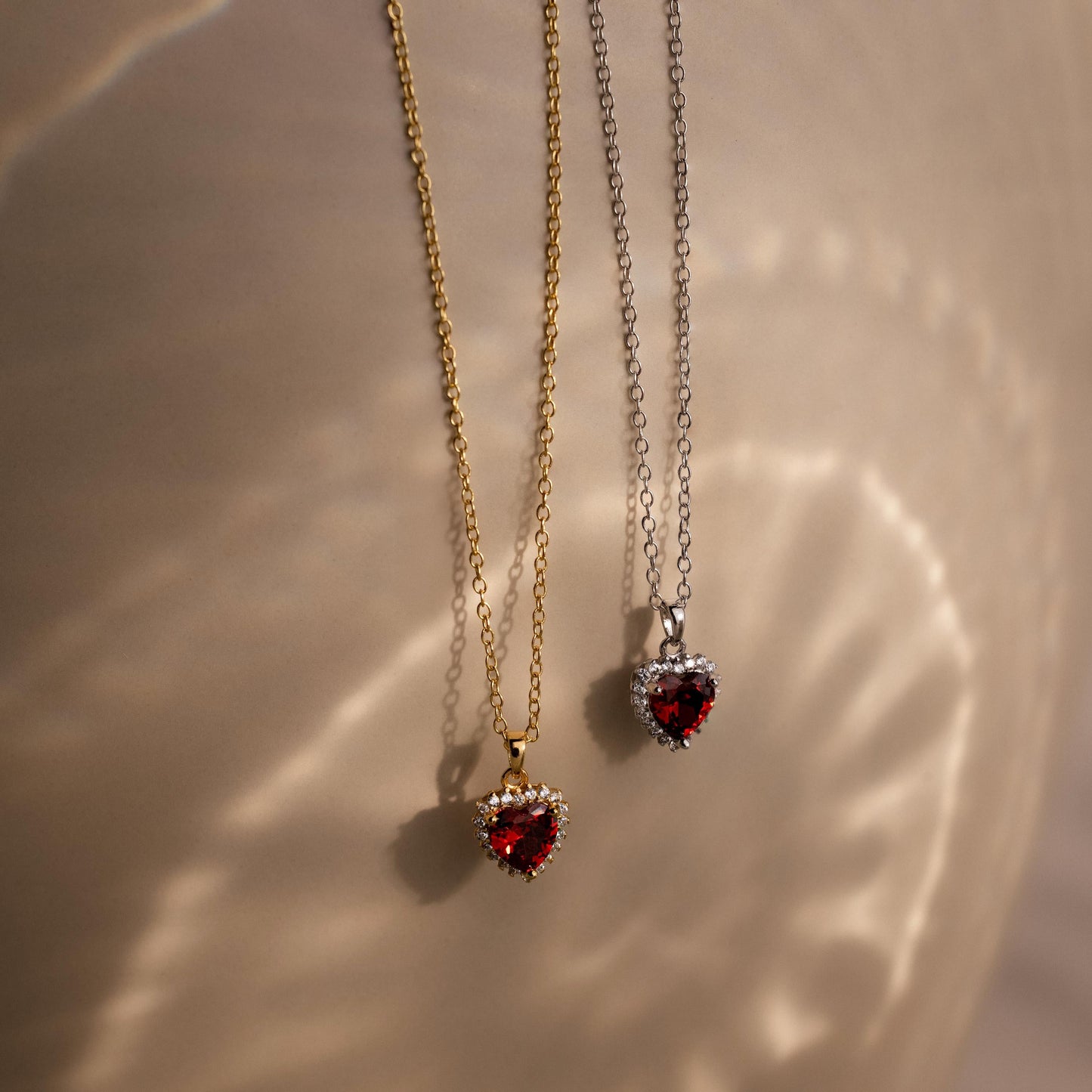 Collar de corazón de granate pavé