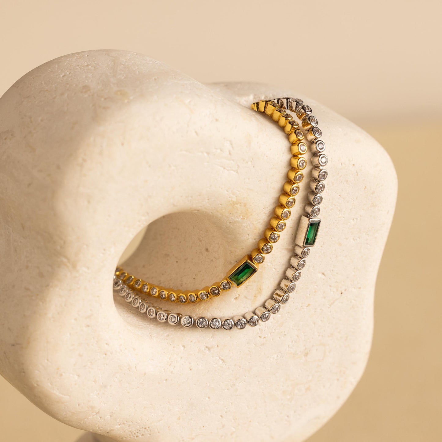 Pulsera de tenis con esmeralda baguette