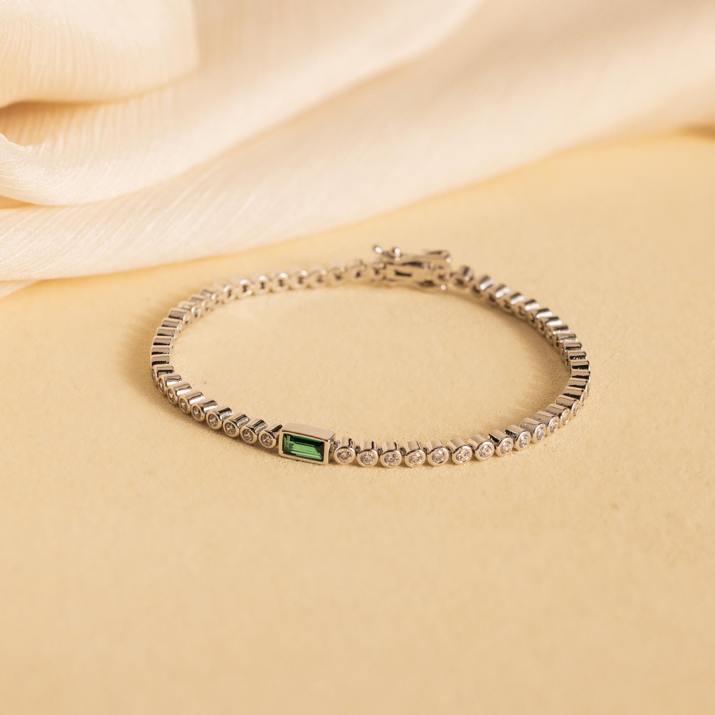 Pulsera de tenis con esmeralda baguette