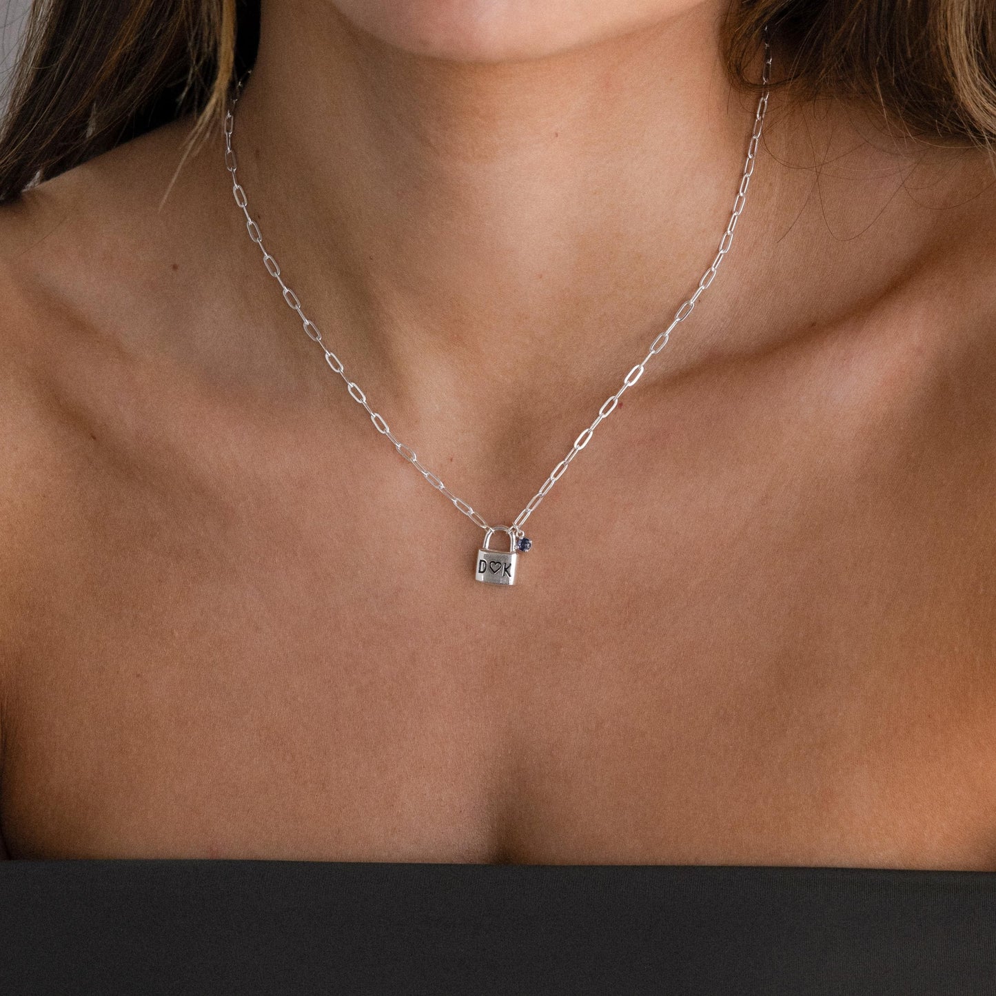 Collar con candado y piedra de nacimiento inicial