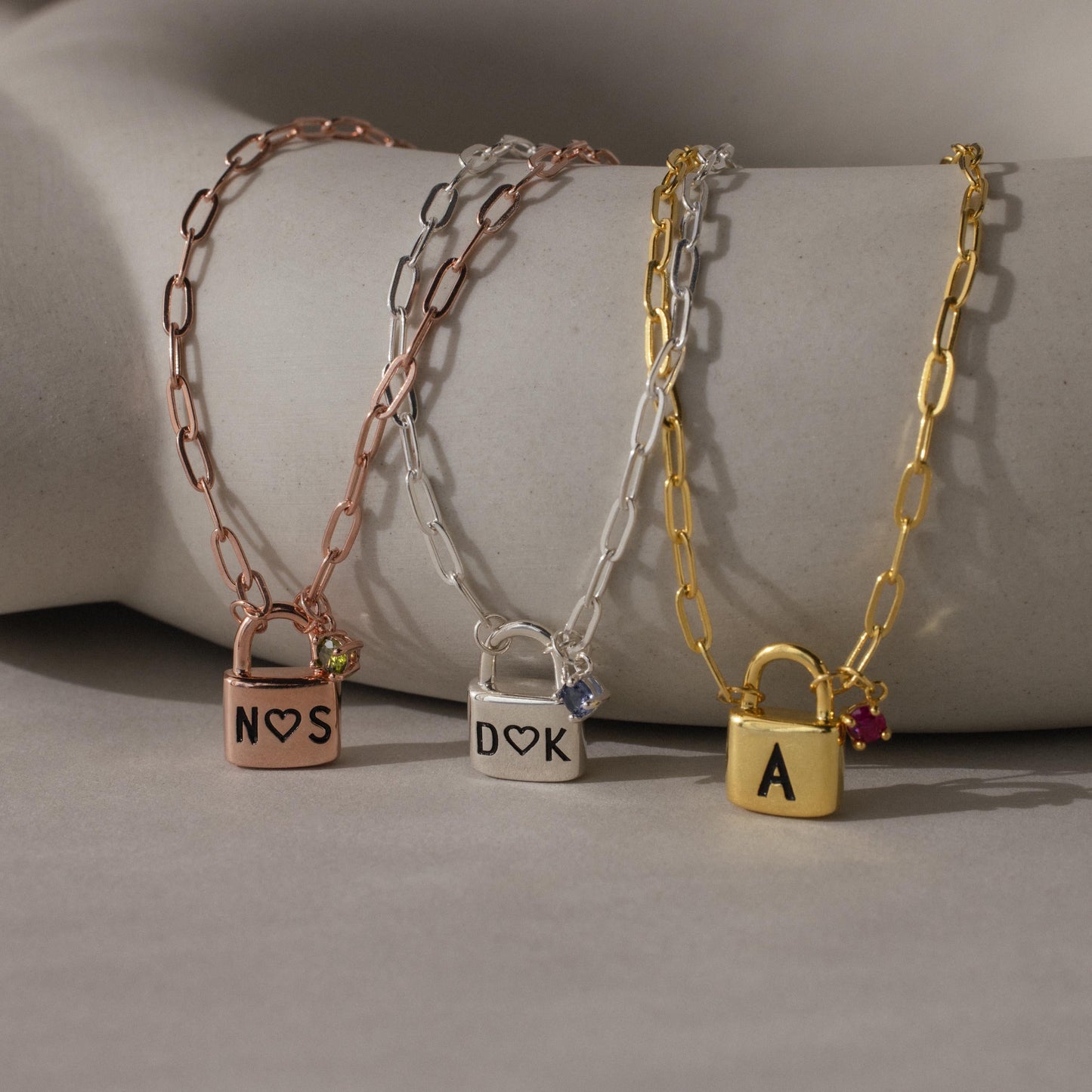 Collar con candado y piedra de nacimiento inicial