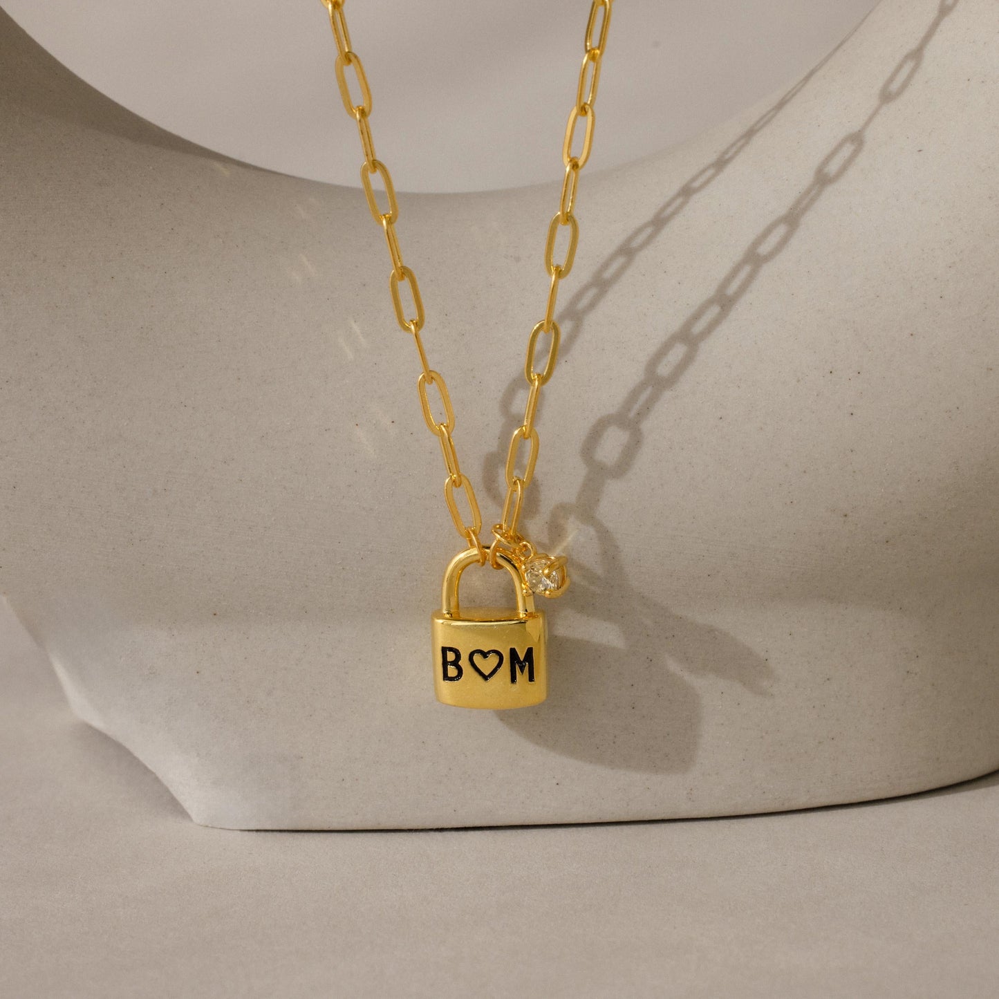 Collar con candado y piedra de nacimiento inicial