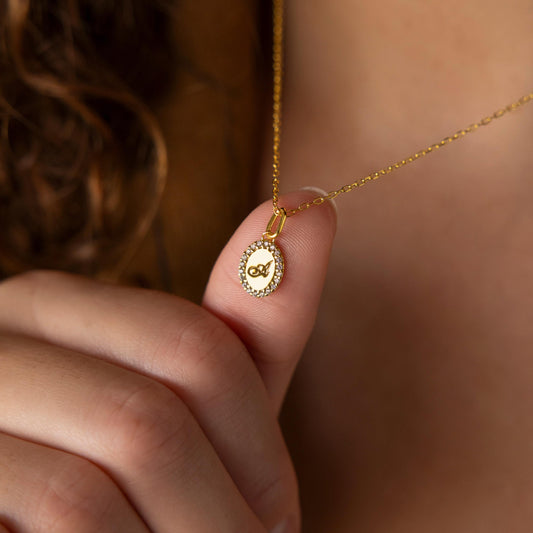 Collar con colgante de inicial pavé