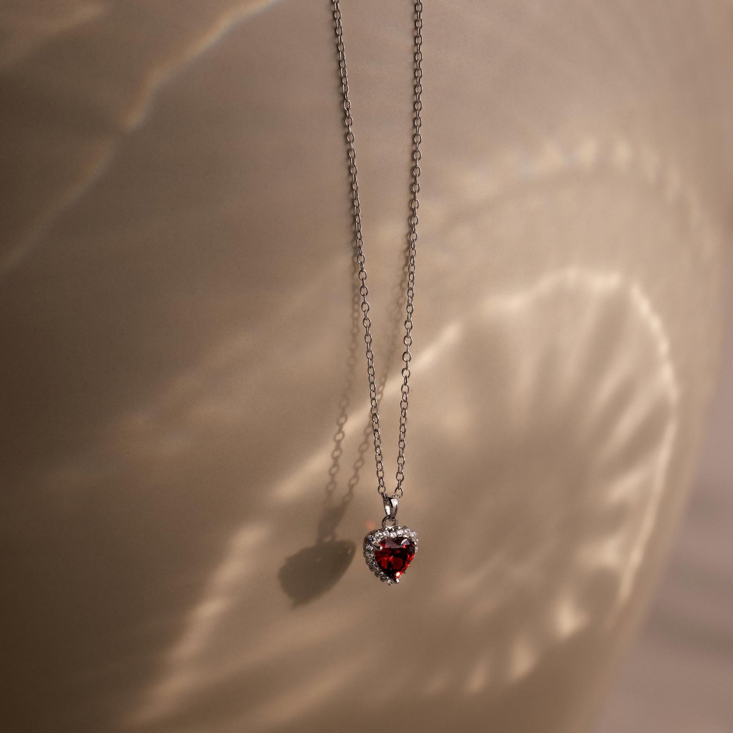 Collar de corazón de granate pavé