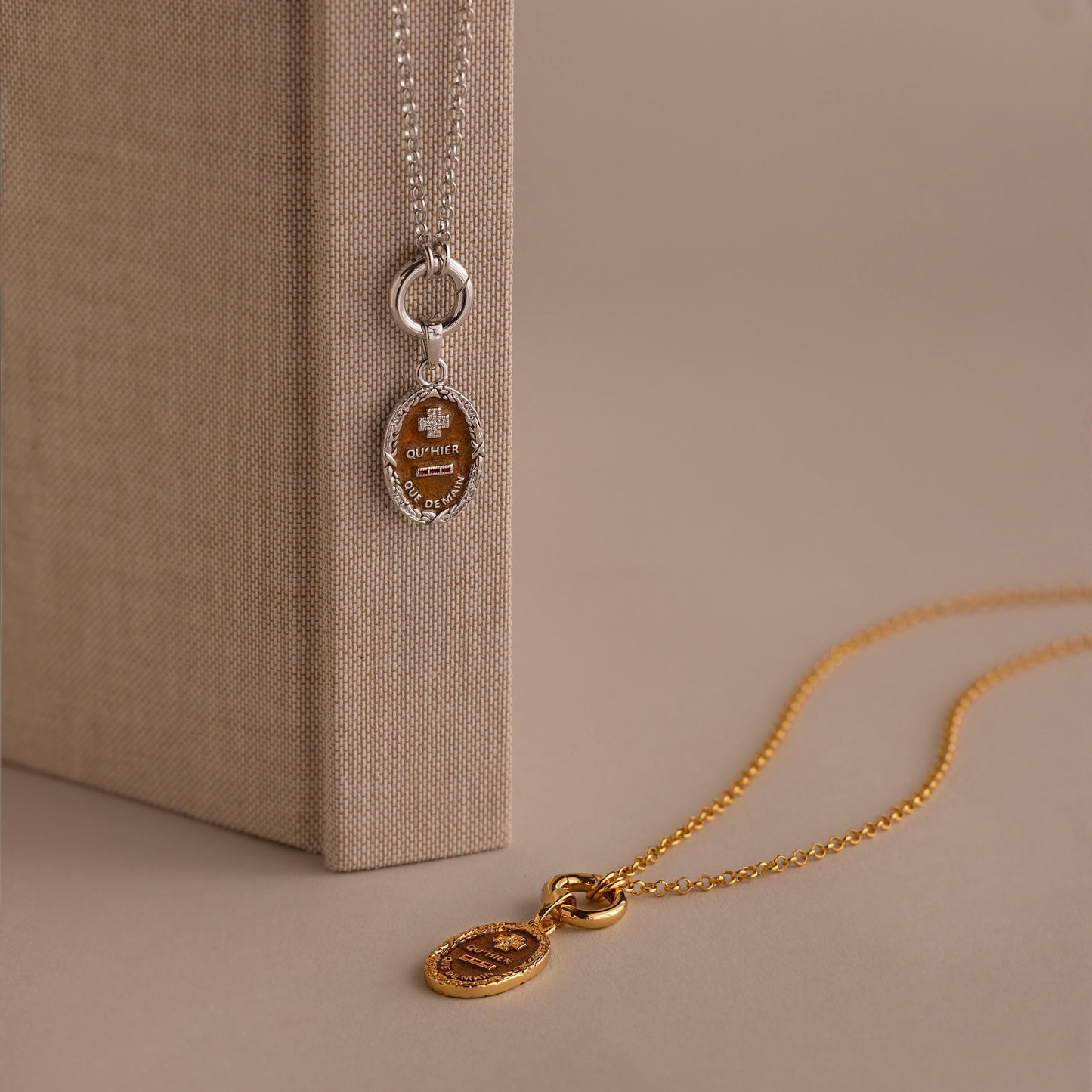 Collar colgante con poema de amor