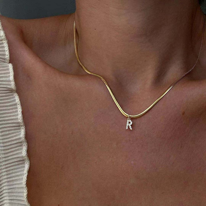 Collar con inicial de espiga