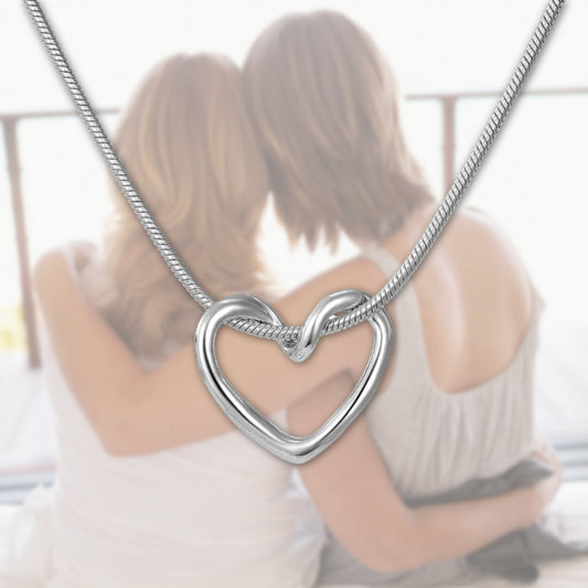 Collar de corazón entrelazado de madre e hija