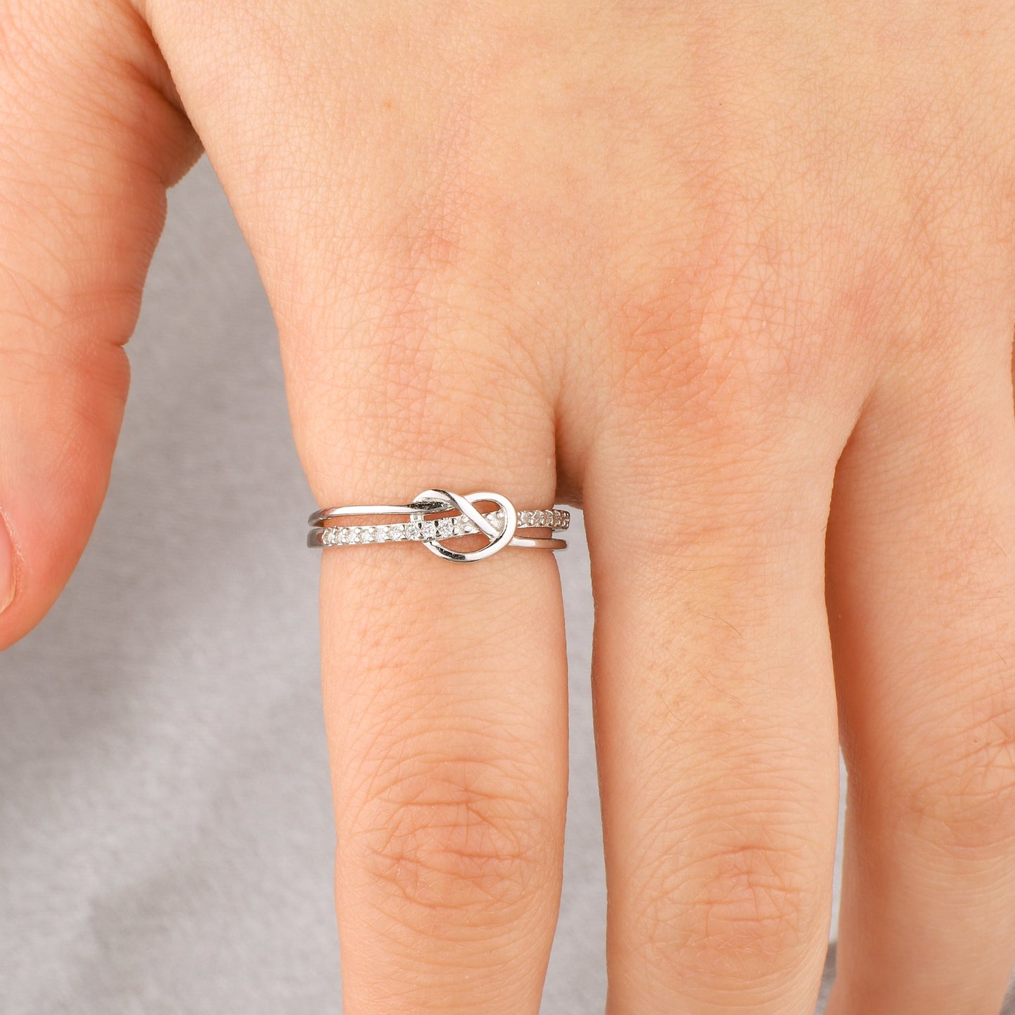 Anillo de nudo de doble banda con vínculo entre madre e hija