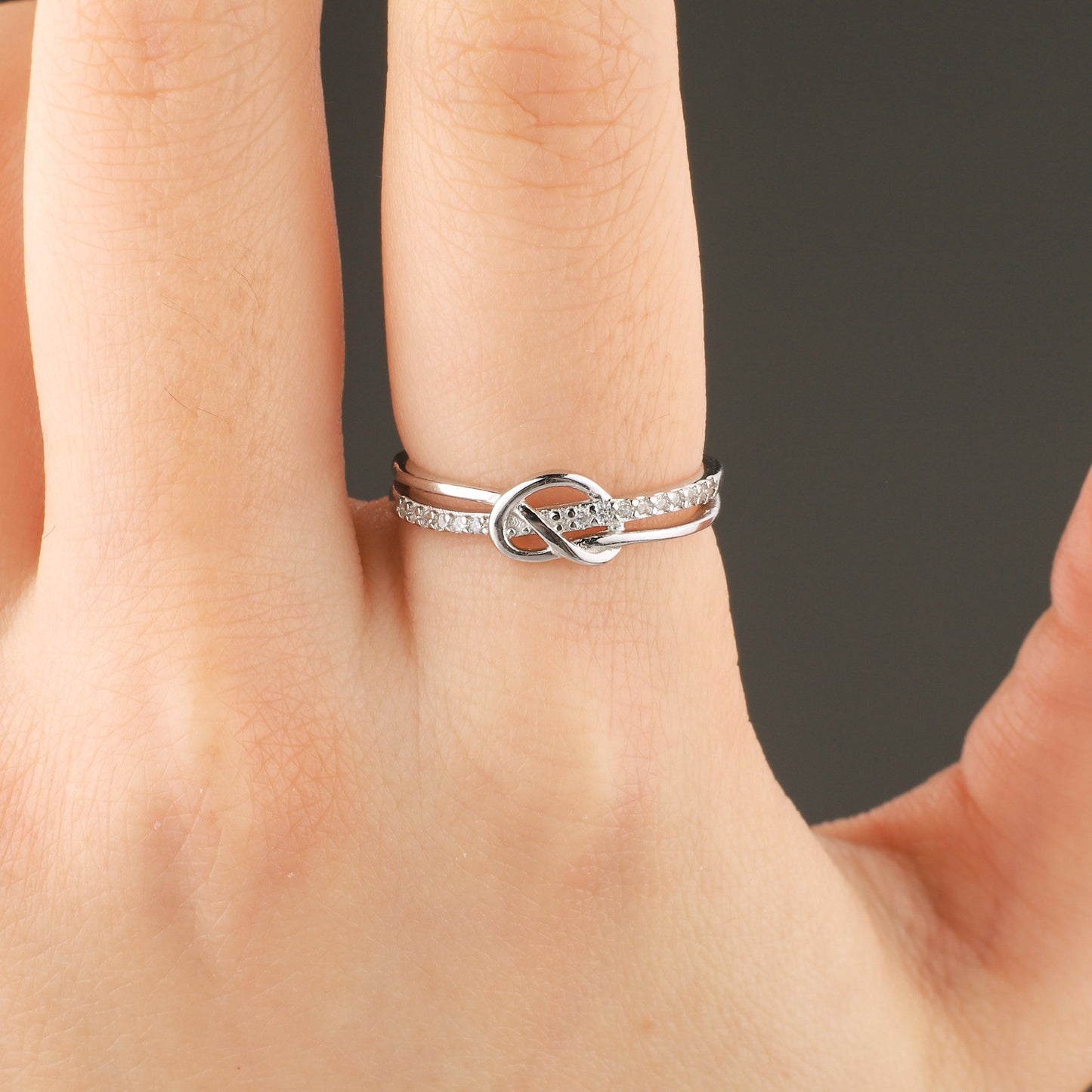 Anillo de nudo de doble banda con vínculo entre madre e hija