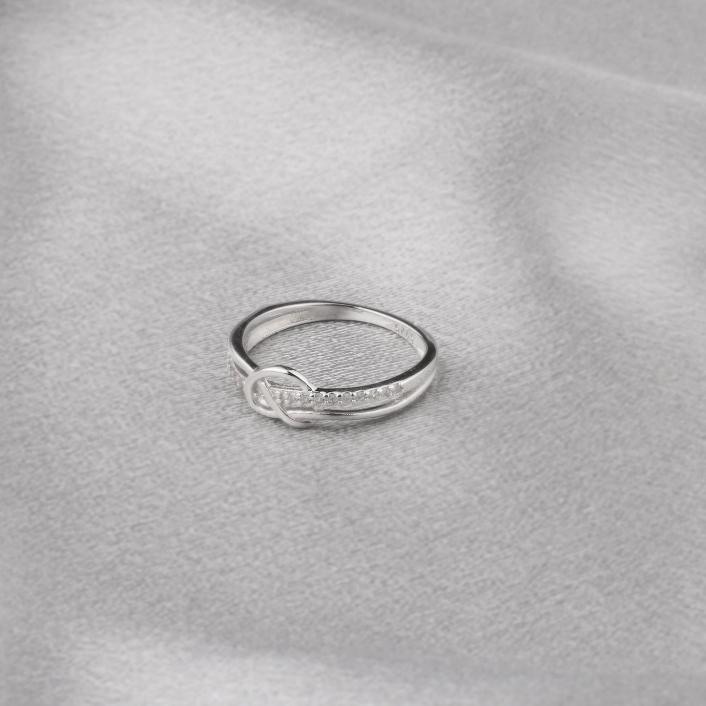 Anillo de nudo de doble banda con vínculo entre madre e hija