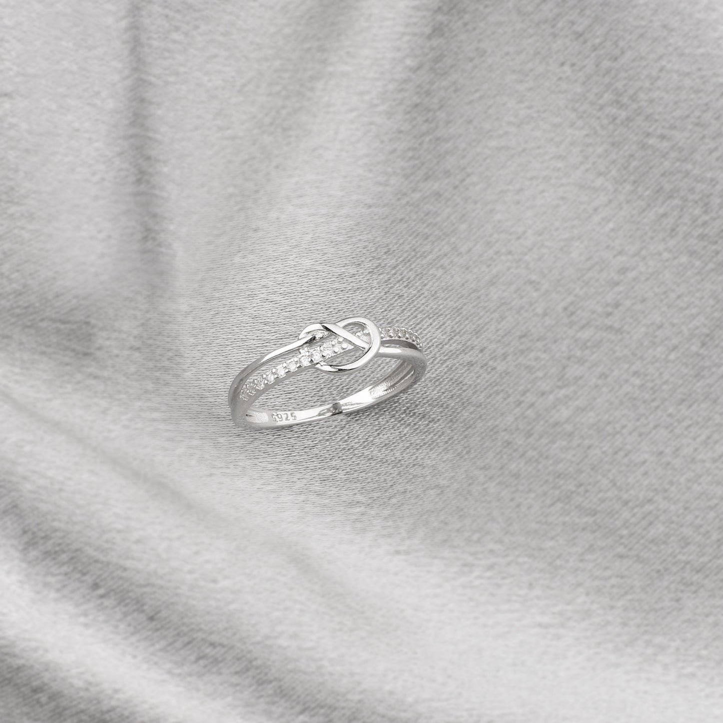 Anillo de nudo de doble banda con vínculo entre madre e hija