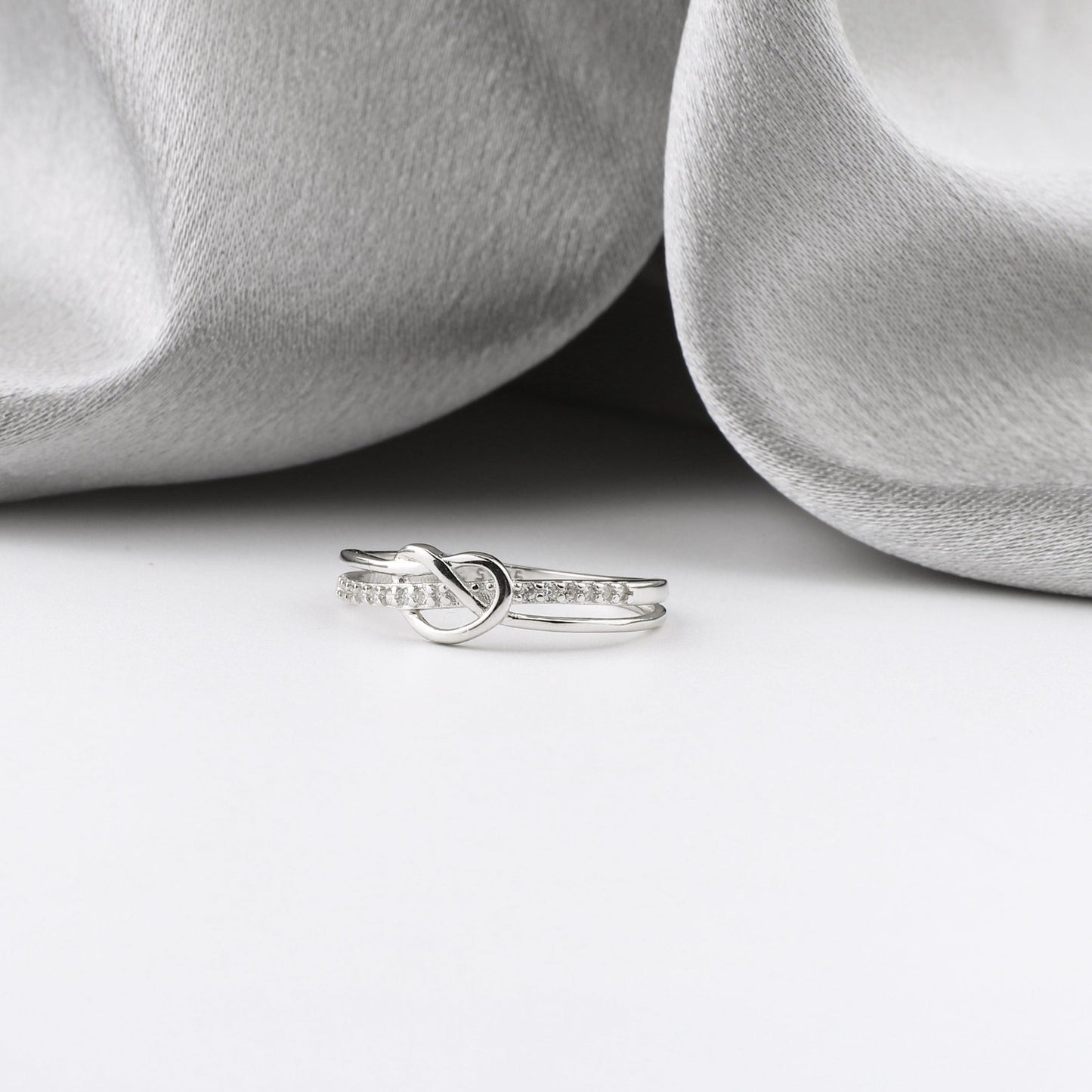 Anillo de nudo de doble banda con vínculo entre madre e hija