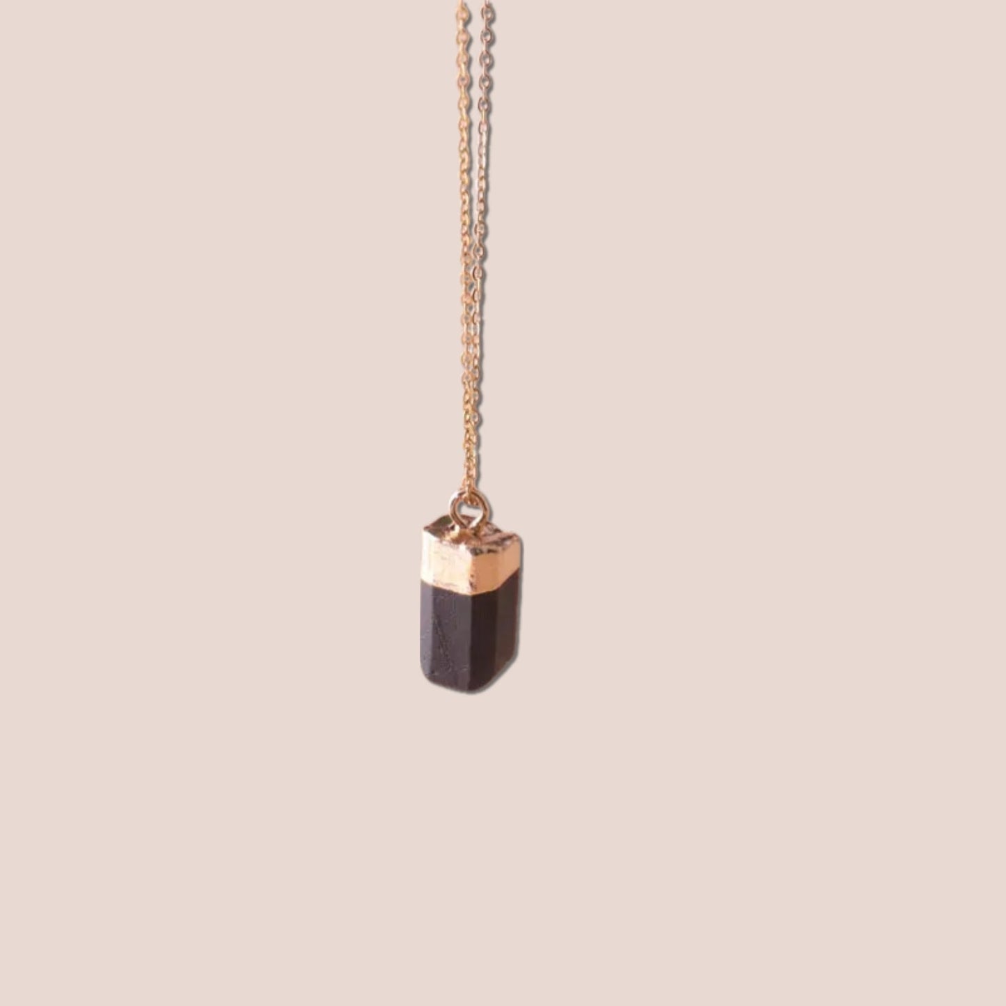 Collar con piedras preciosas de la suerte de corte crudo