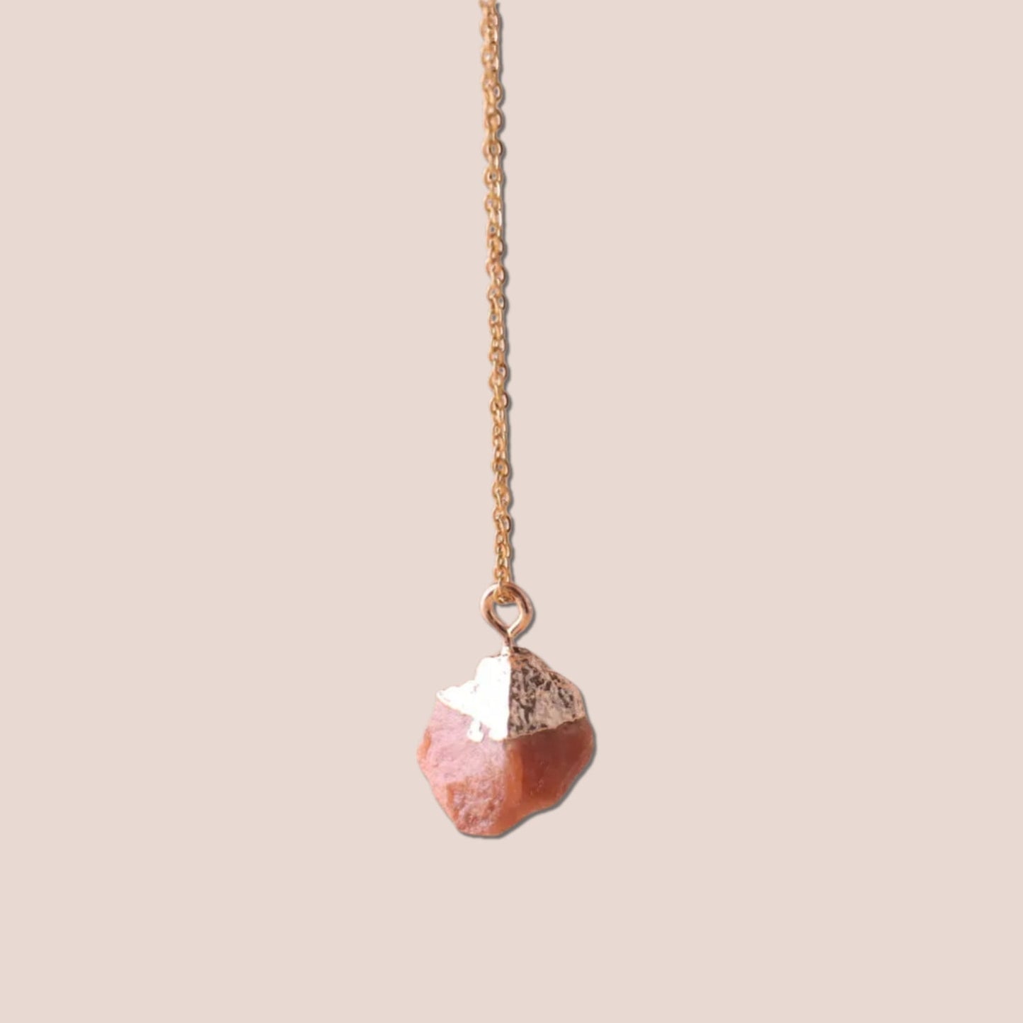 Collar con piedras preciosas de la suerte de corte crudo