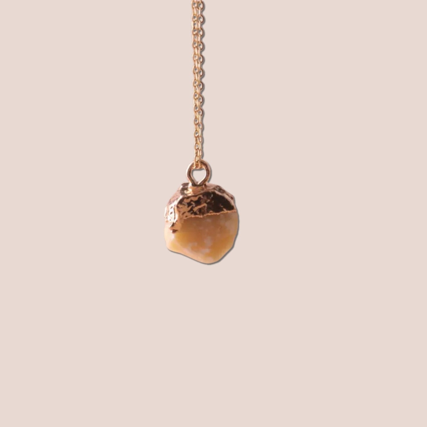 Collar con piedras preciosas de la suerte de corte crudo