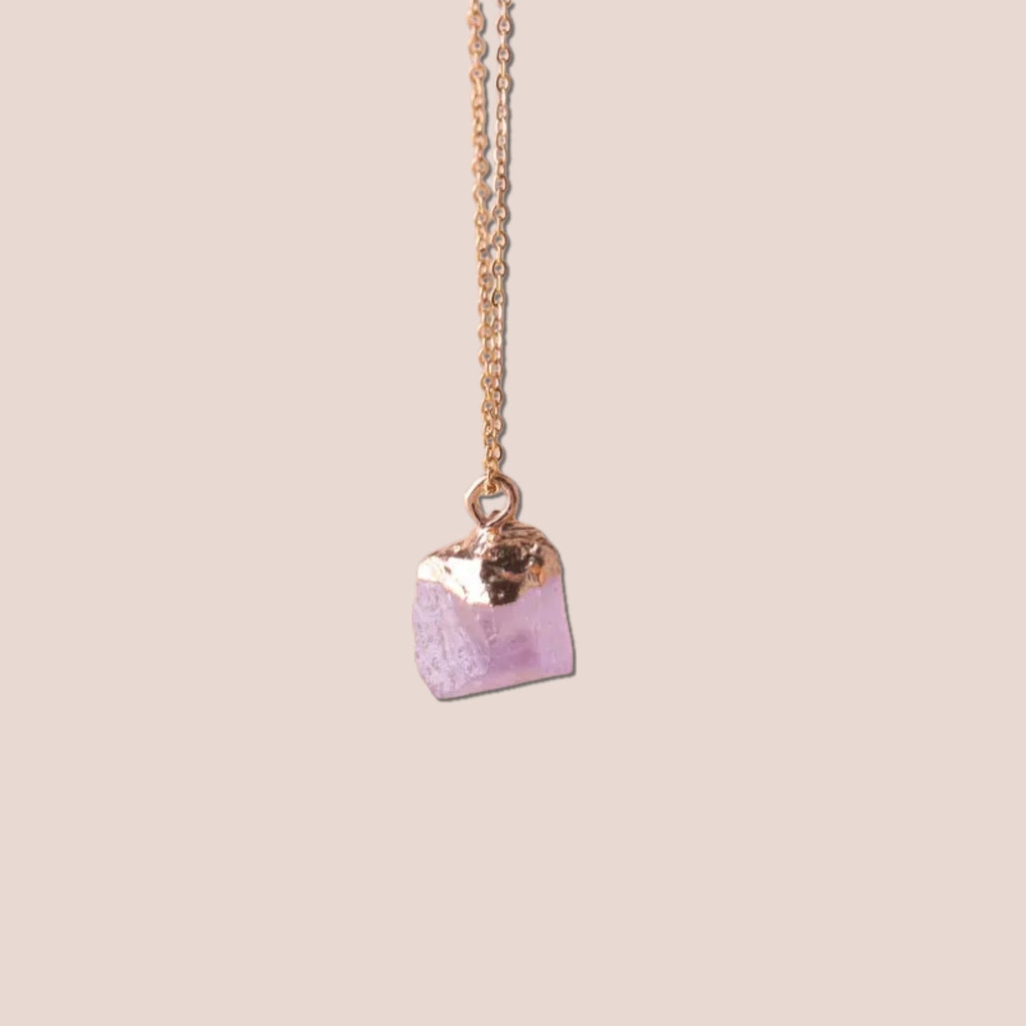 Collar con piedras preciosas de la suerte de corte crudo
