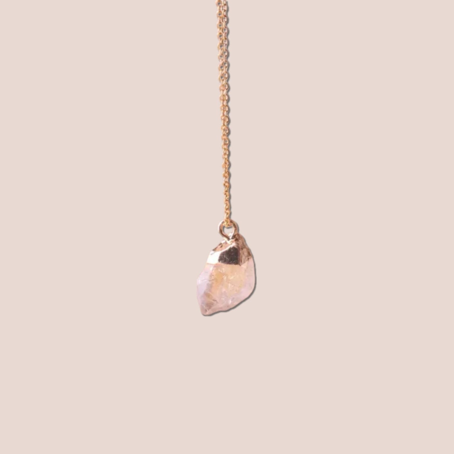 Collar con piedras preciosas de la suerte de corte crudo