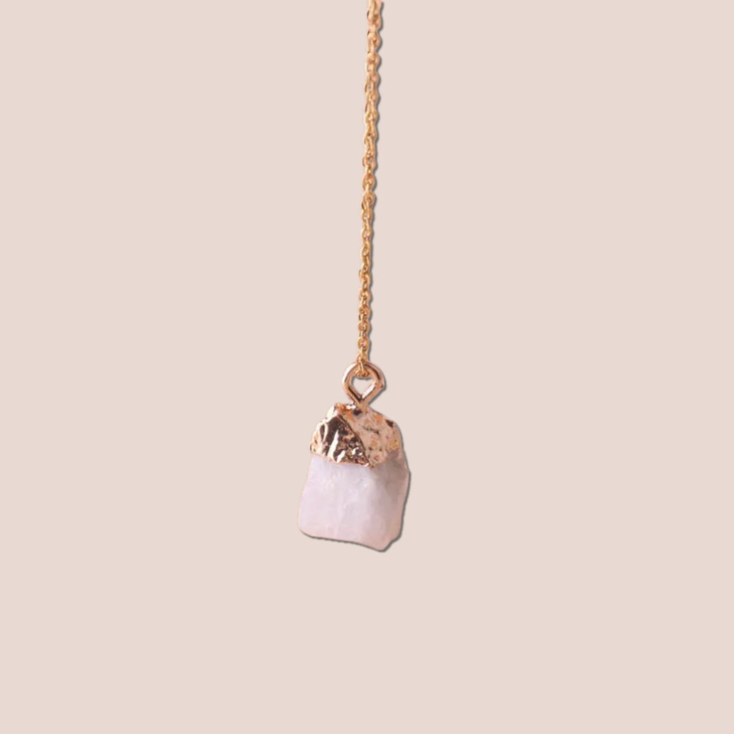 Collar con piedras preciosas de la suerte de corte crudo