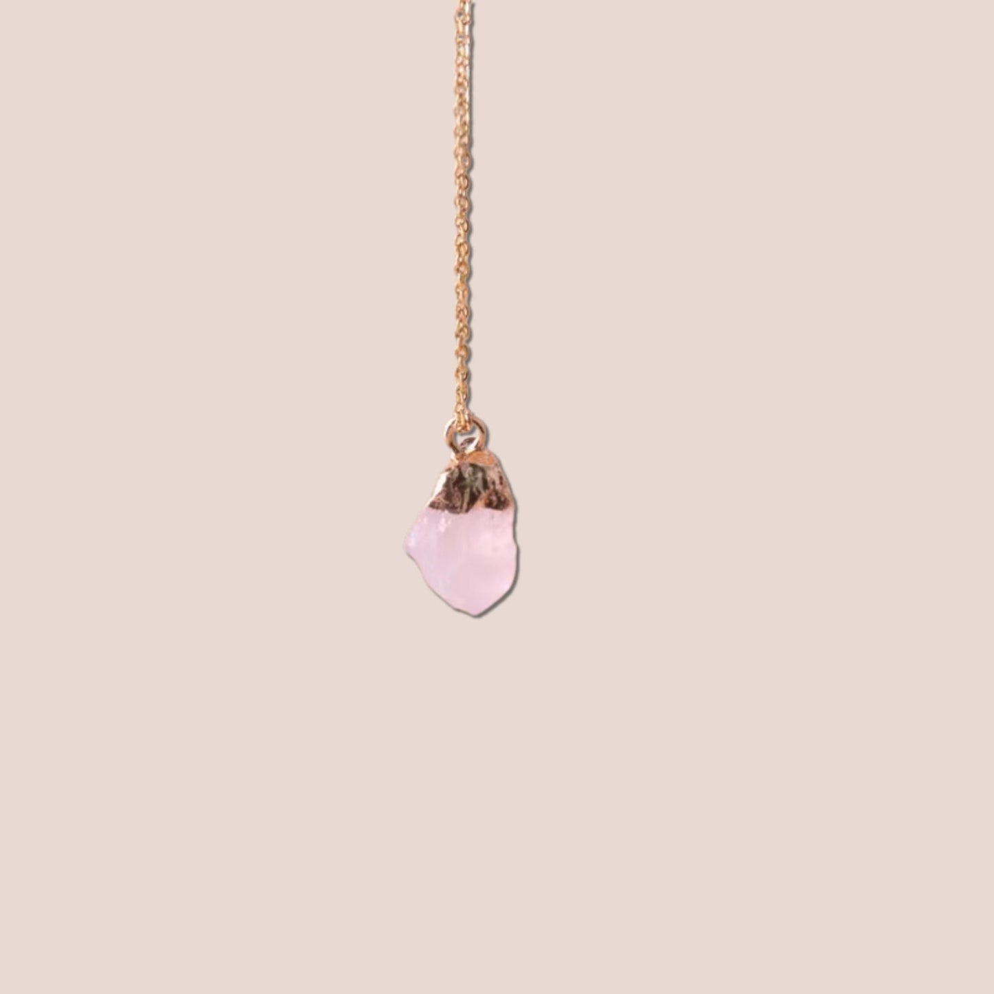 Collar con piedras preciosas de la suerte de corte crudo