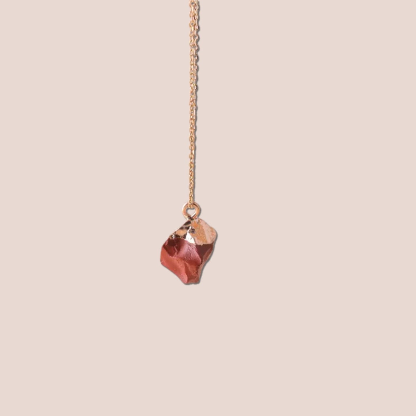 Collar con piedras preciosas de la suerte de corte crudo