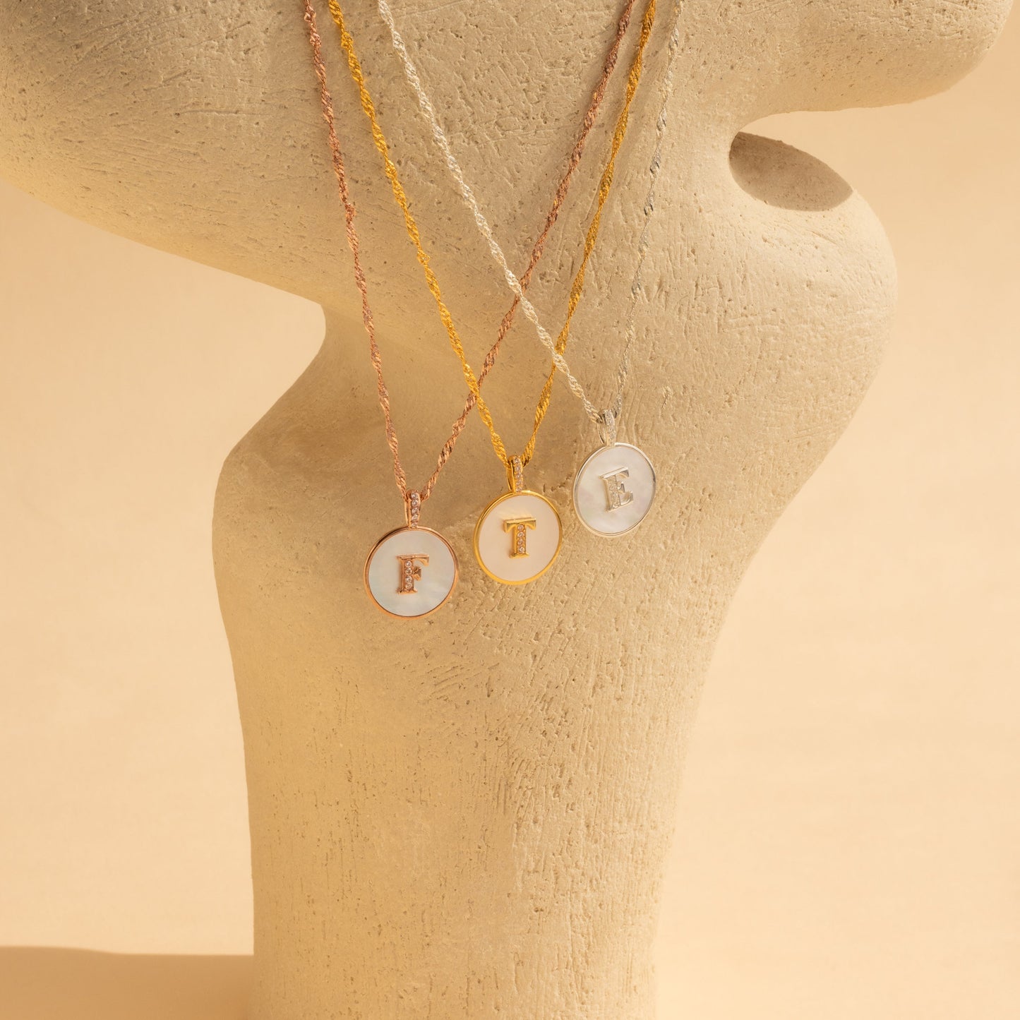Collar de disco con inicial de perla