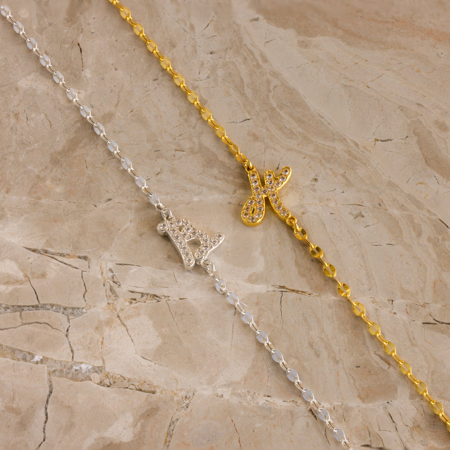 Collar con inicial descentrada Nella Pave