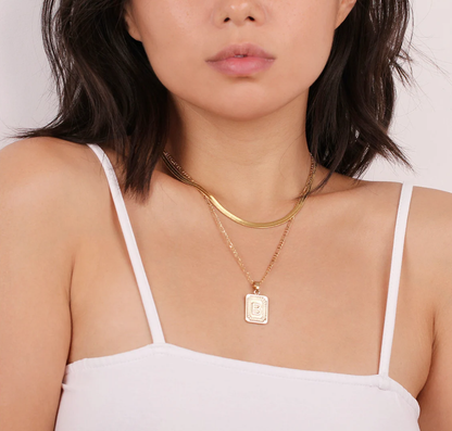 Collar con colgante de letra cuadrada Leila 